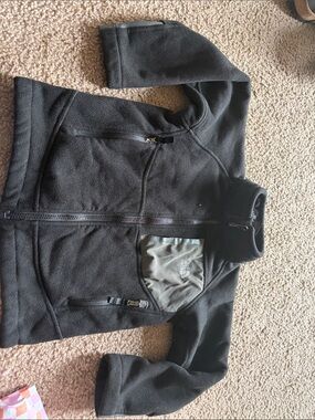 B49 The North Face Black Fleece Jacket with Gray Chest Pocket YXXS